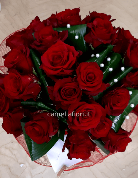 Bouquet di rose rosse confezionato.